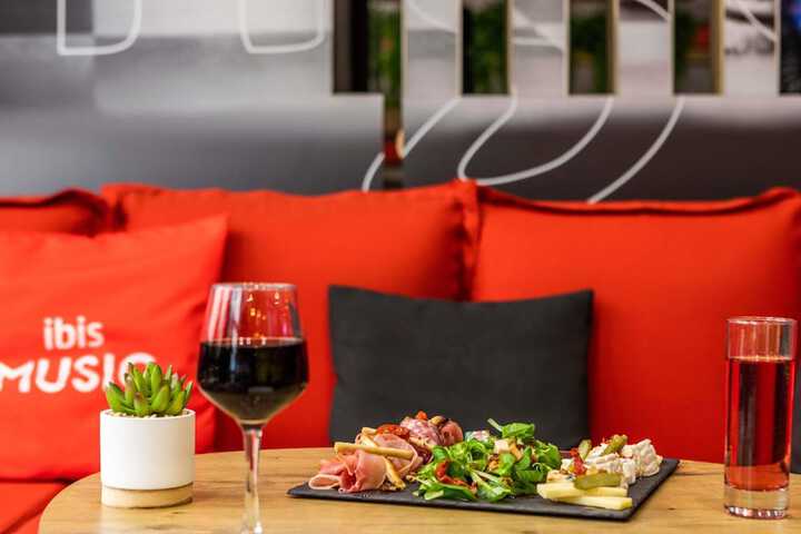 Lounge 64 of 96