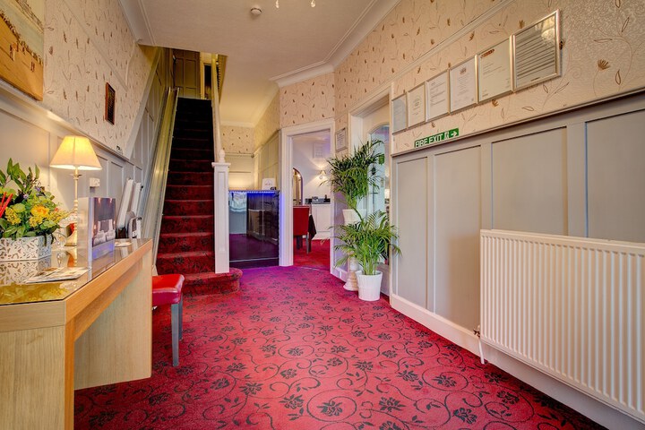 Hotel 2 of 141