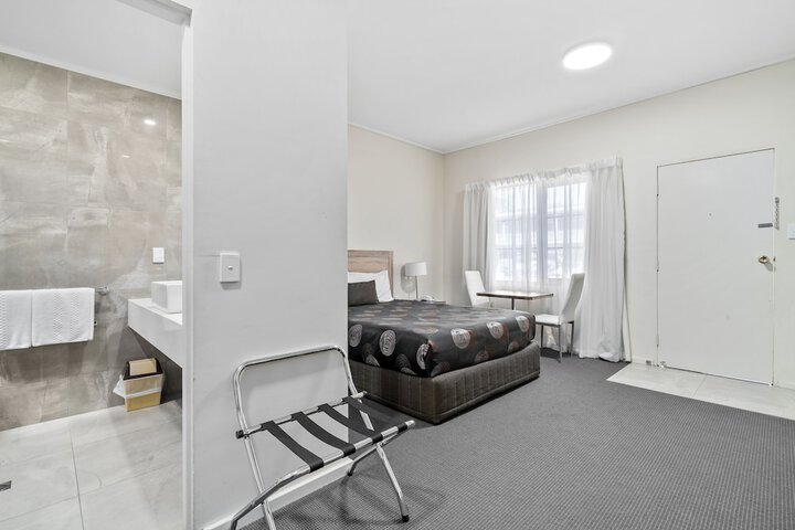 Room 4 of 40