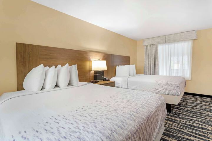2 Queen Beds Mountain View Microwave and Refrigerator High Speed Internet Accessible Co (1 of 6)