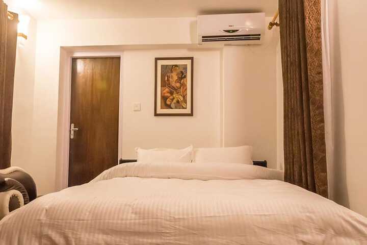 Room 13 of 16