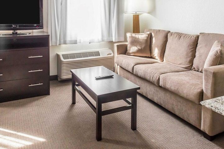 1 Queen Bed Suite (3 of 21)