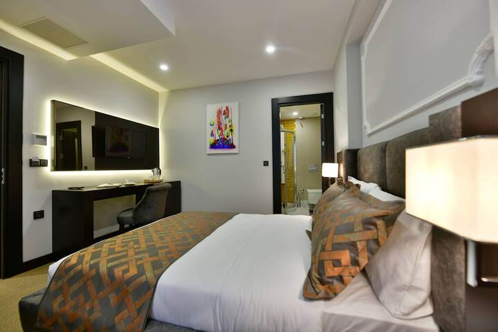 Room 18 of 102