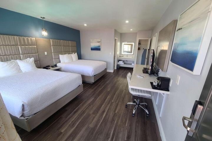 2 Queen Beds Refrigerator WiFi Full Breakfast (2 of 13)