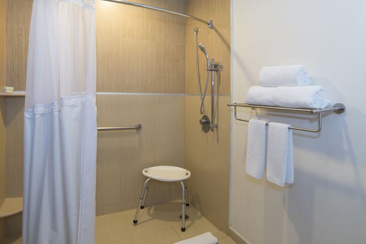Room 3 of 82