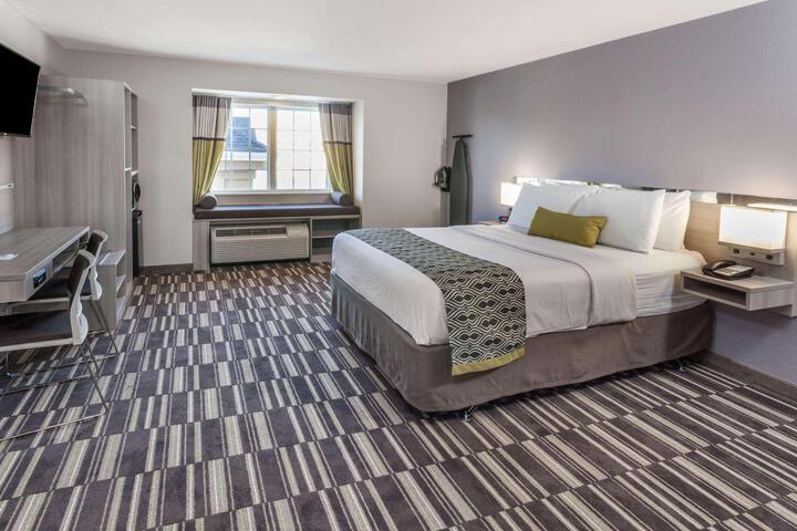 1 Queen Bed (5 of 19)