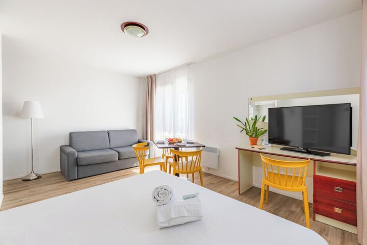 Room 8 of 28