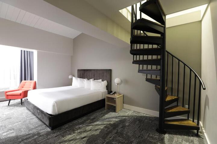 1 King Bed Balcony (3 of 37)