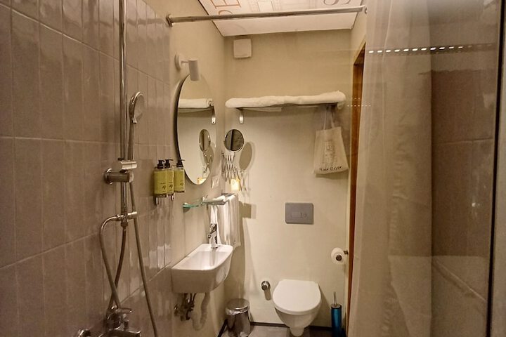 Room 32 of 73