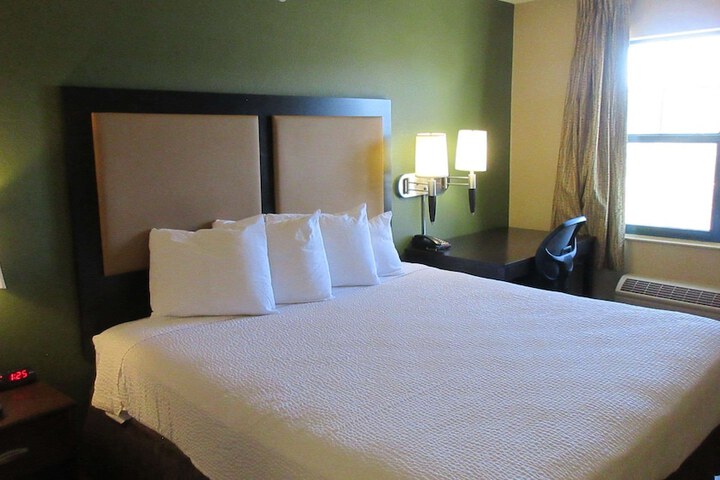 1 King Bed (6 of 20)