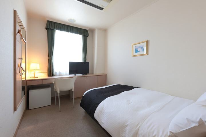 Room 4 of 7