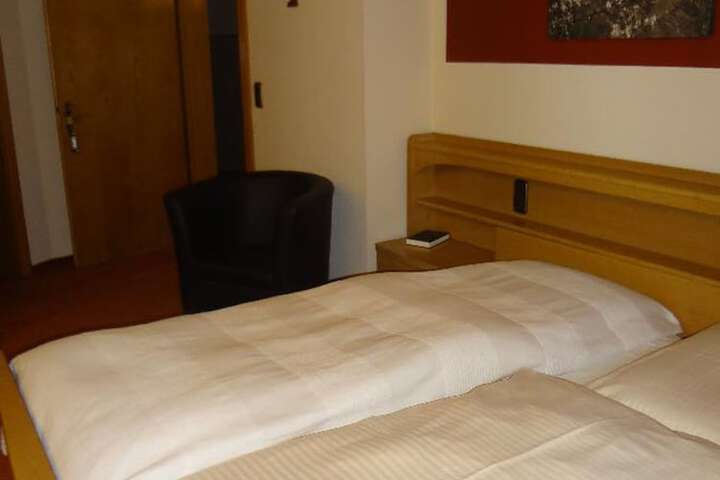 Room 6 of 40