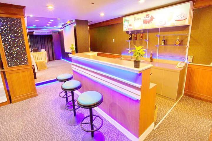 Lounge 33 of 41