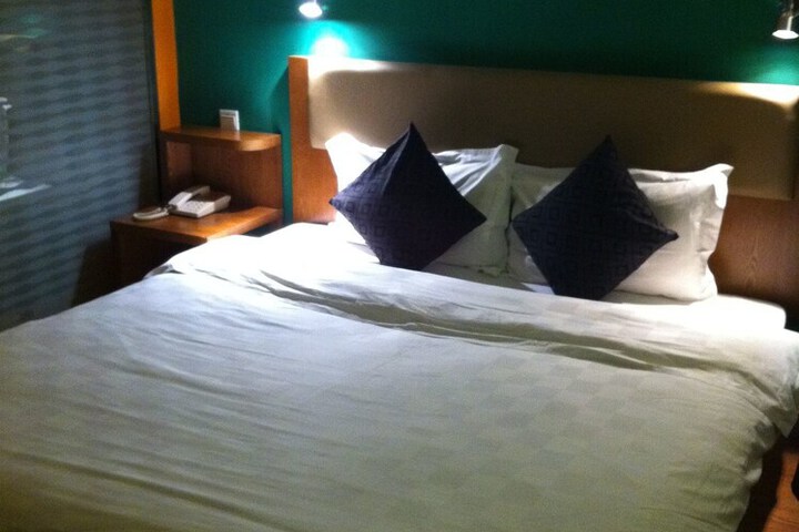 Room 3 of 27