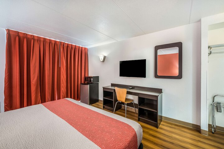 1 King Bed (1 of 14)