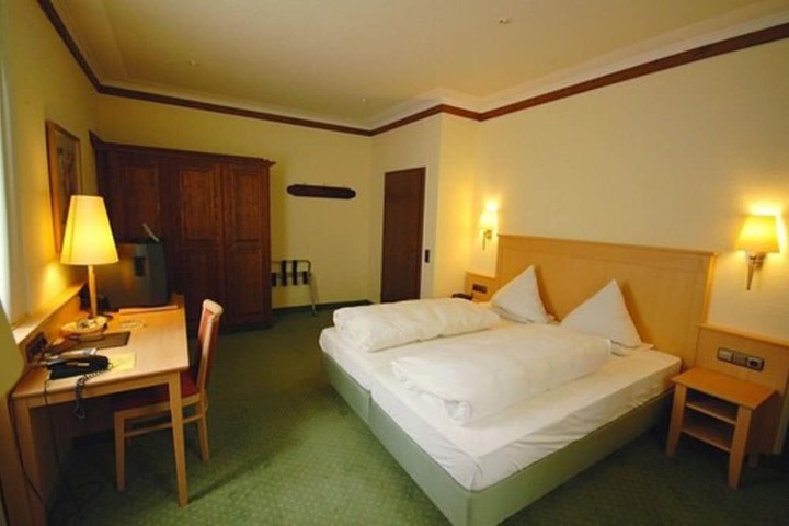 Room 9 of 94