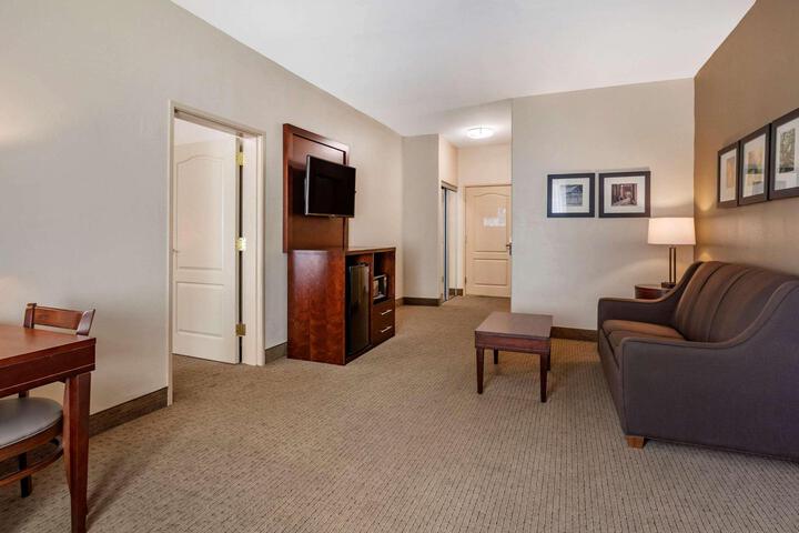 1 Queen Bed Accessible (17 of 23)