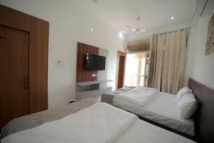 Room 4 of 6