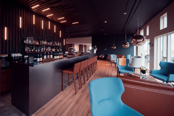 Lounge 54 of 103