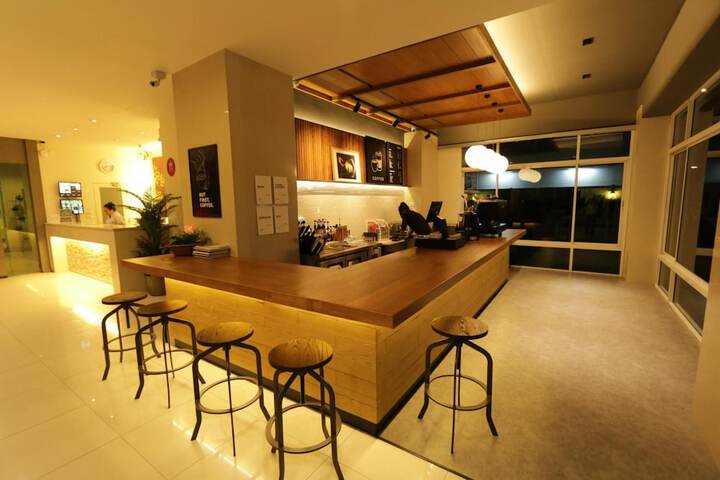 Lounge 22 of 32