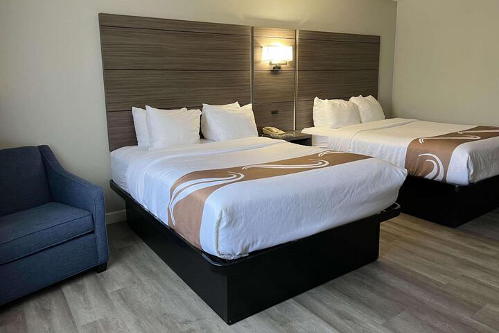2 Queen Beds (8 of 10)