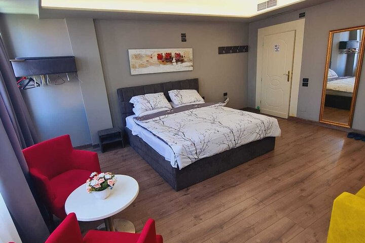Room 9 of 11