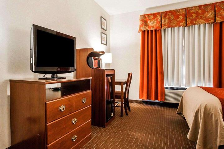 1 Queen Bed Accessible (9 of 9)
