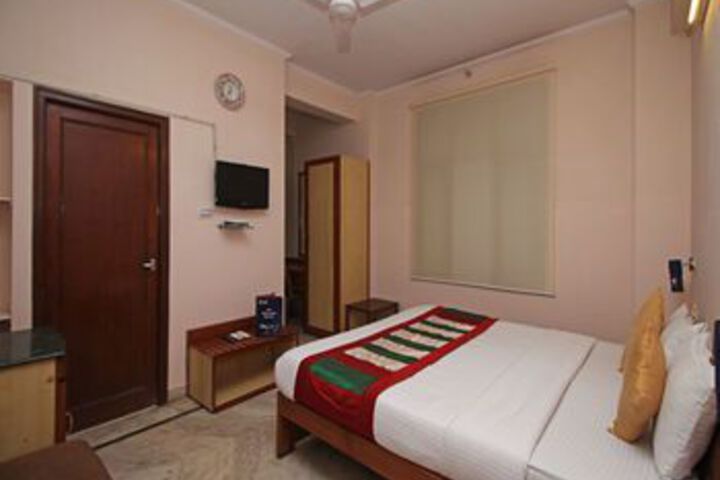 Room 6 of 18