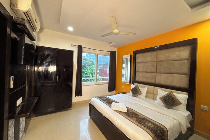 Room 4 of 14