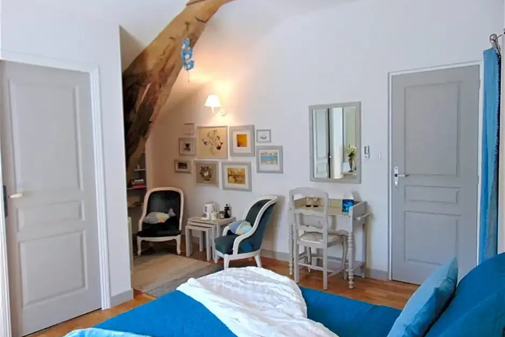 Room 2 of 6