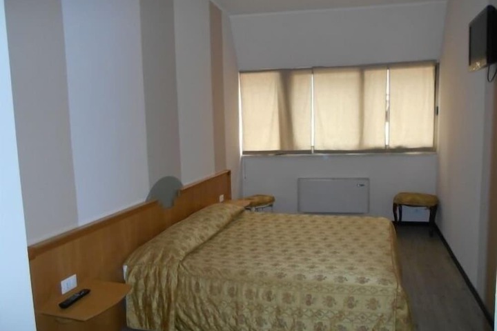 Room 13 of 36