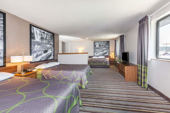 1 Queen Bed (3 of 12)
