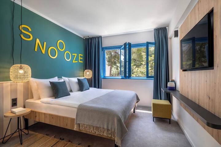 Room 12 of 50