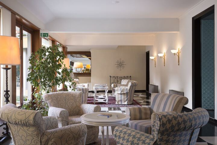 Lobby lounge