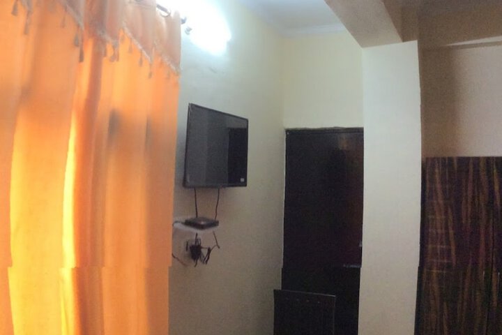 Room 4 of 16