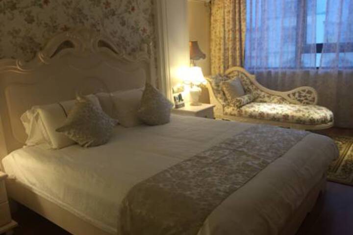 Xiangshang Aihua Theme Hotel