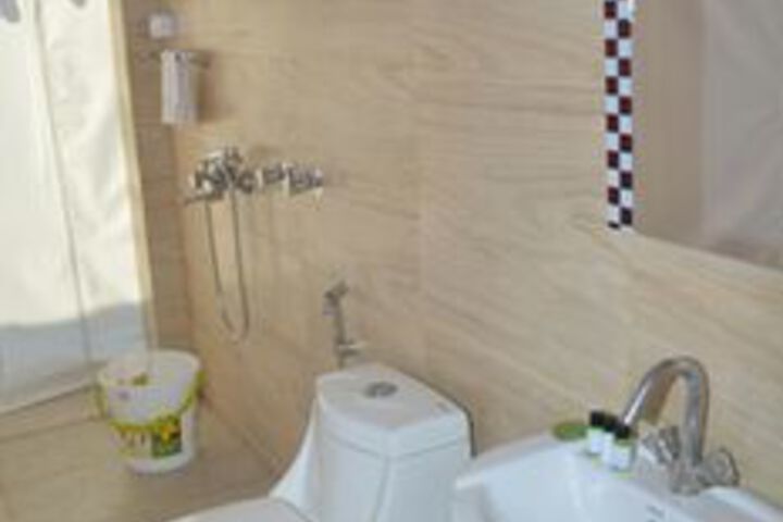 Room 6 of 16