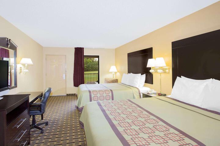 2 Queen Beds (3 of 6)