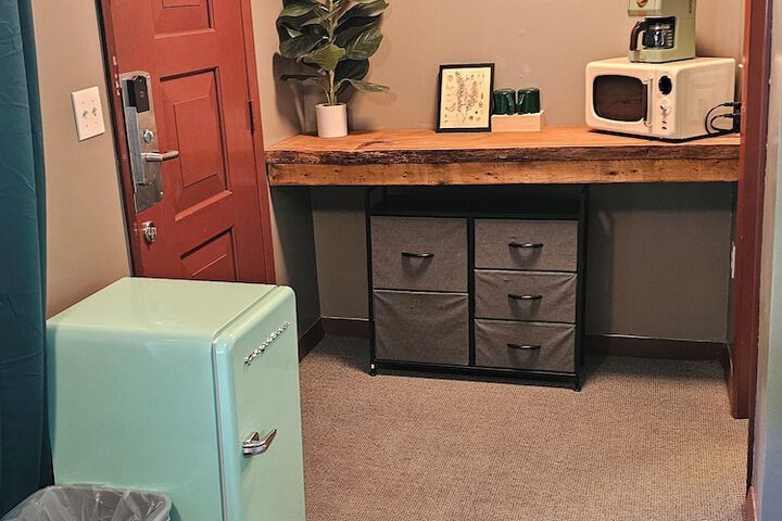 Classic Double Room 2 Double Beds Refrigerator, Microwave (6 of 7)