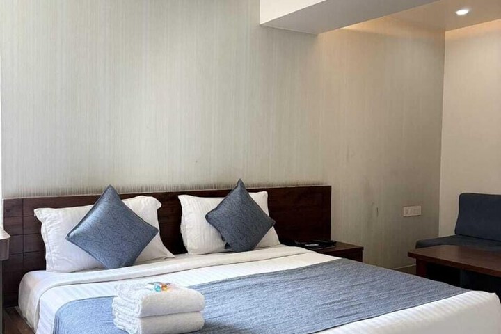 Room 5 of 9