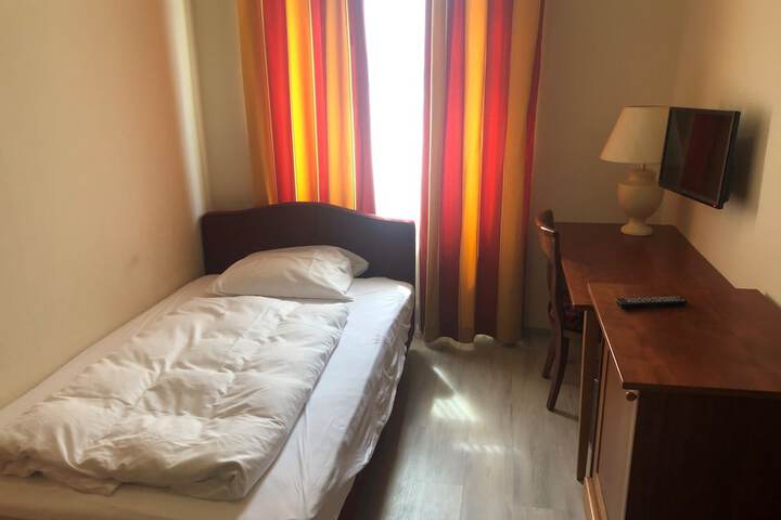 Room 2 of 82