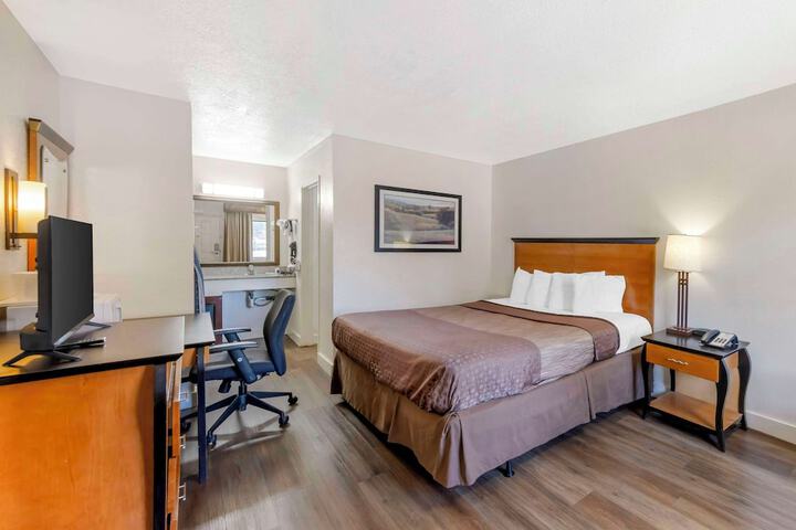 1 Queen Bed (7 of 15)