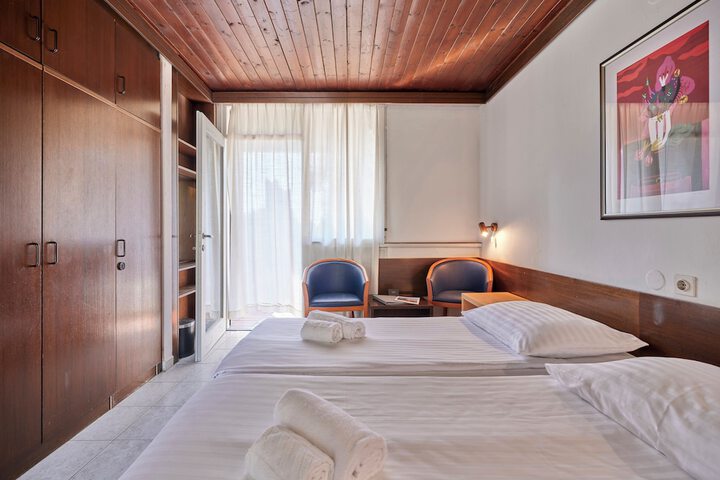 Room 5 of 32