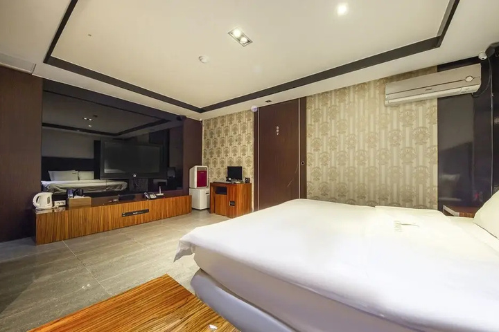 Room 2 of 18