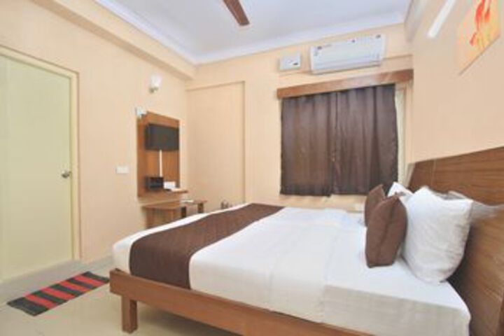 OYO 23743 Hotel Nash Inn