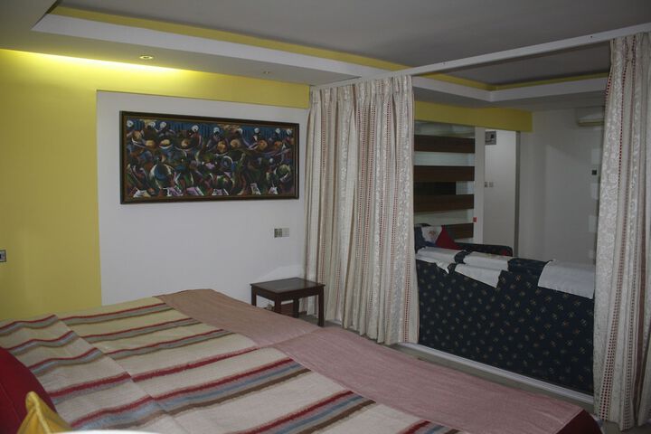 Room 6 of 27