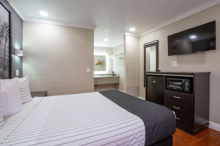 1 Queen Bed (19 of 19)