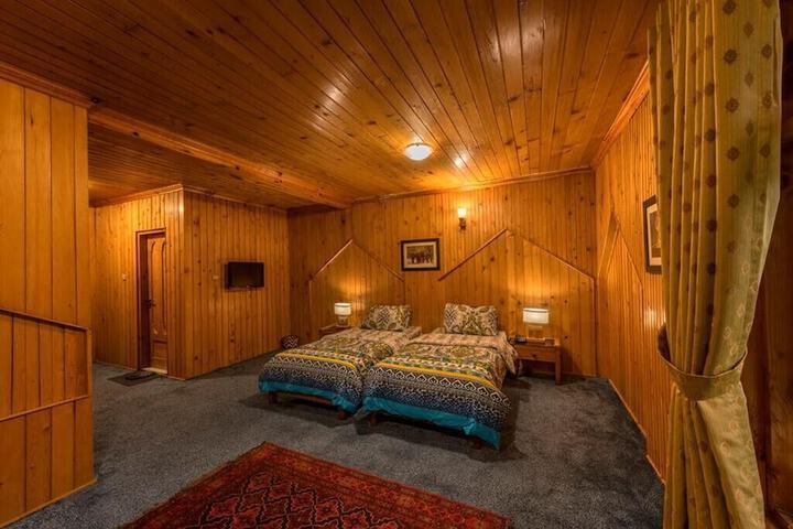 Room 9 of 15