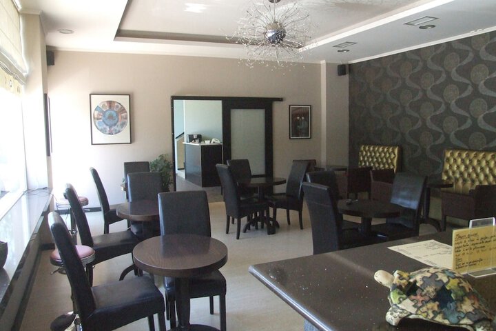 Lounge 15 of 25