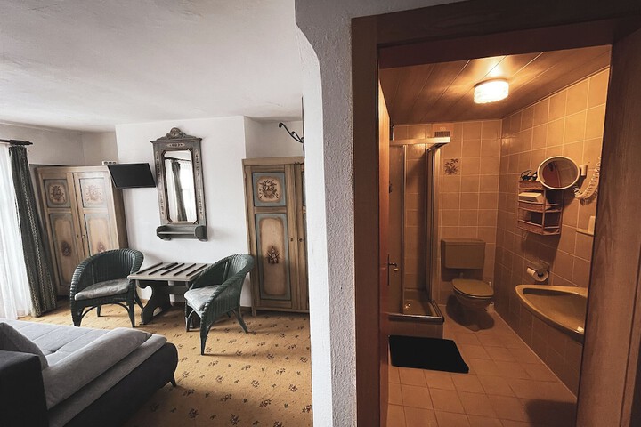 Room 6 of 96